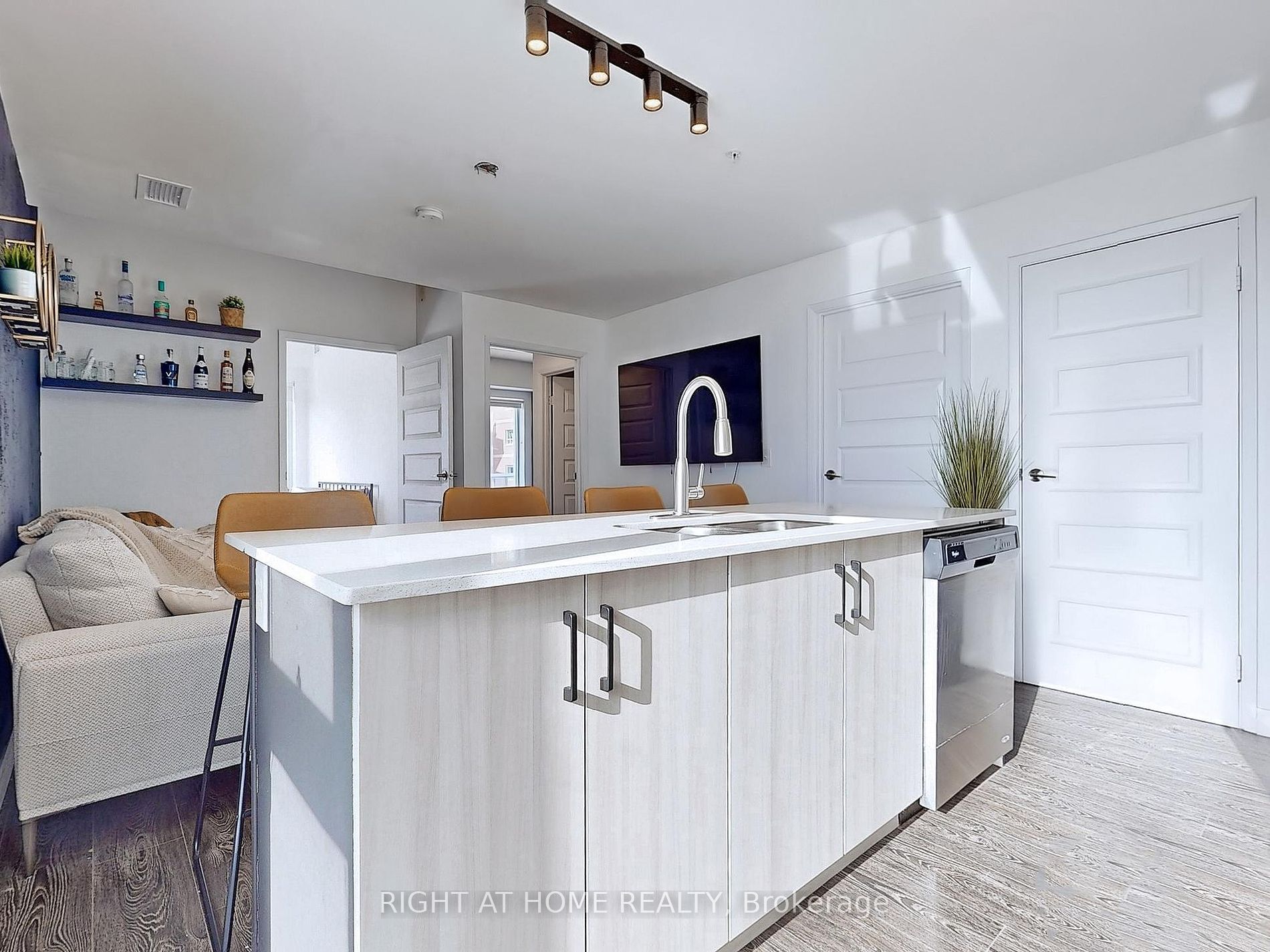 158 King Street N, #907
