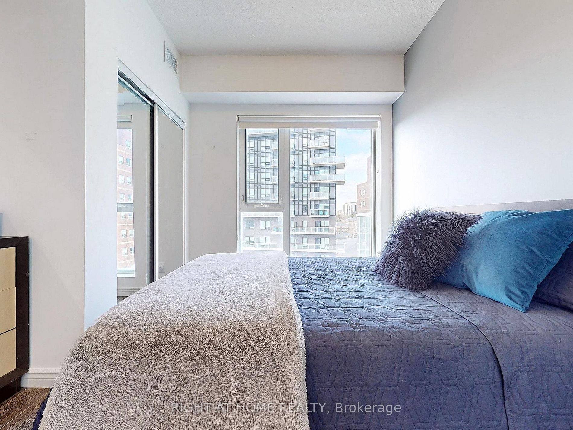 158 King Street N, #907