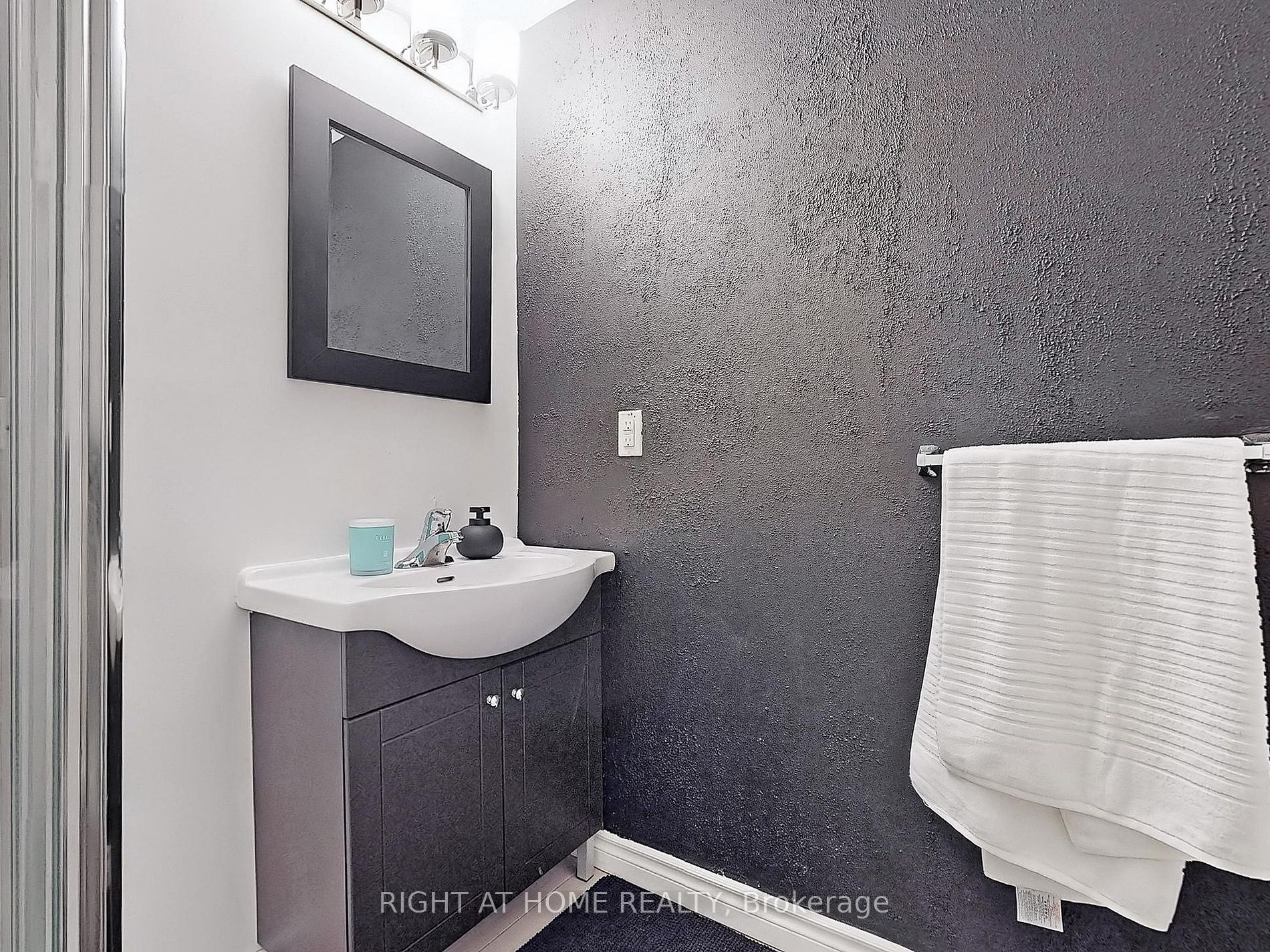 158 King Street N, #907
