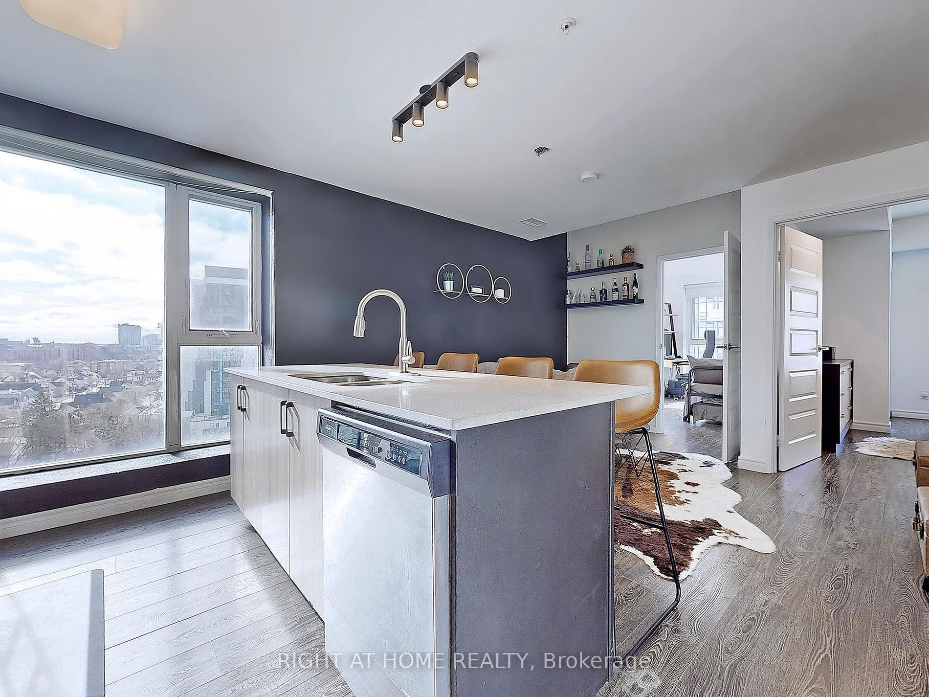 158 King Street N, #907