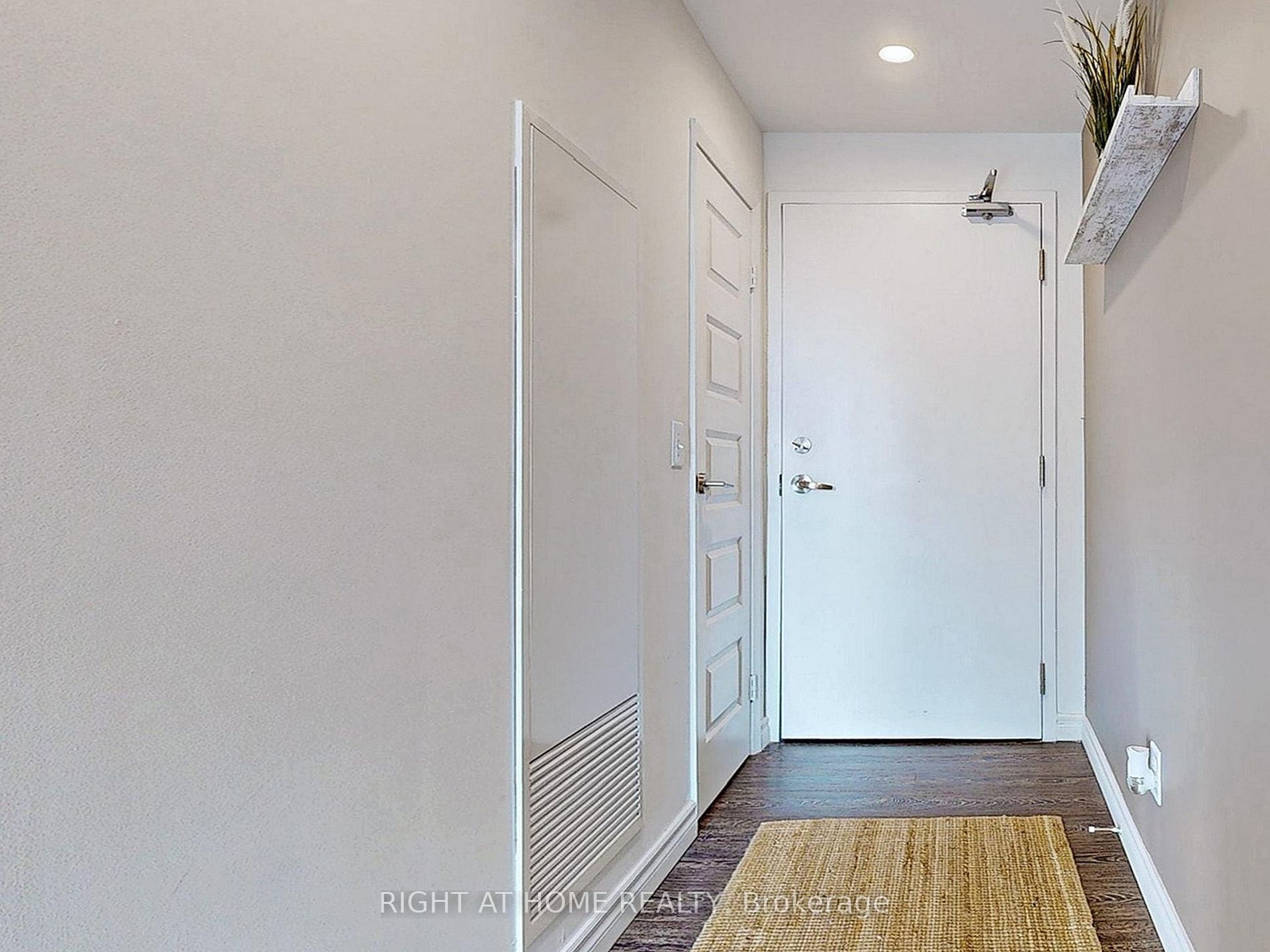 158 King Street N, #907