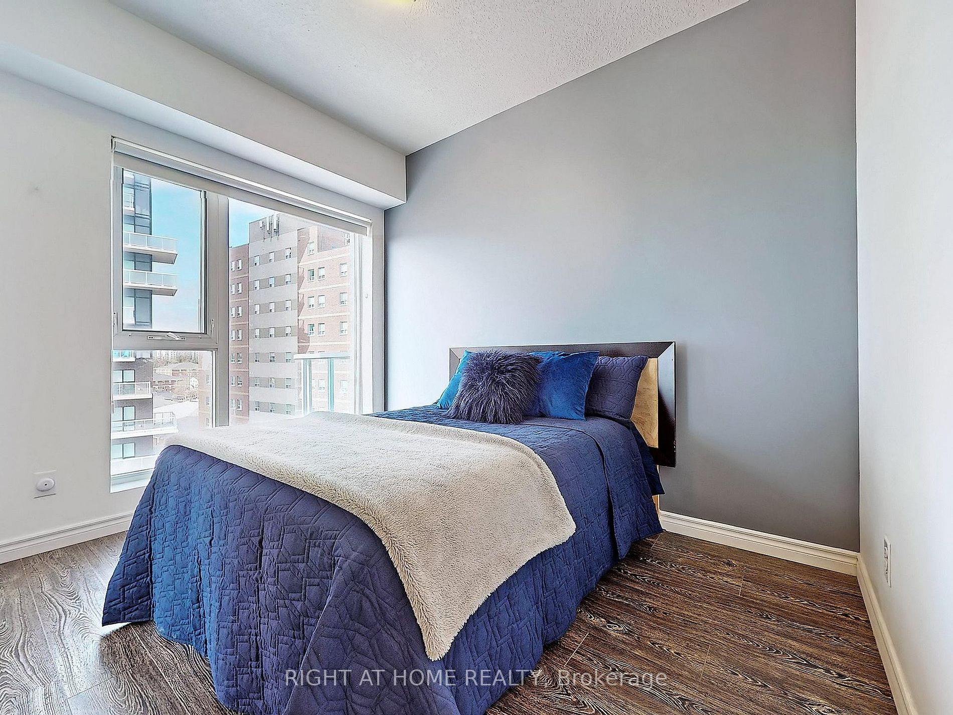 158 King Street N, #907