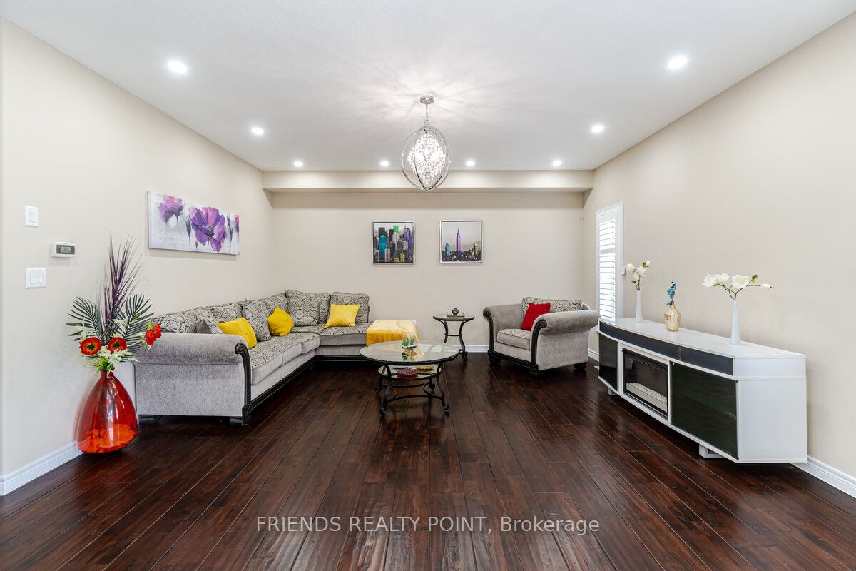 55 Thornbury Crt