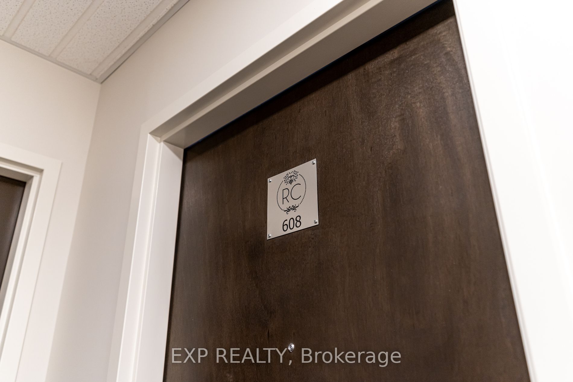 112 King St E, #608