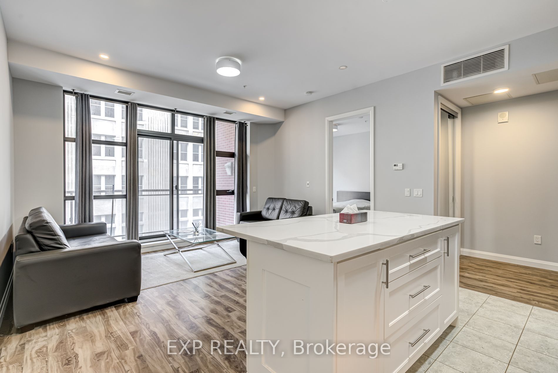 112 King St E, #608