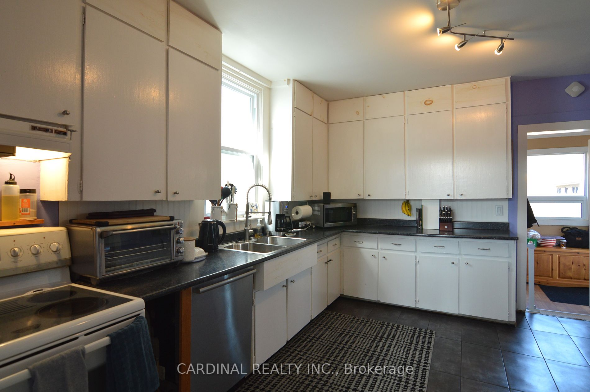 28 Alexander St
