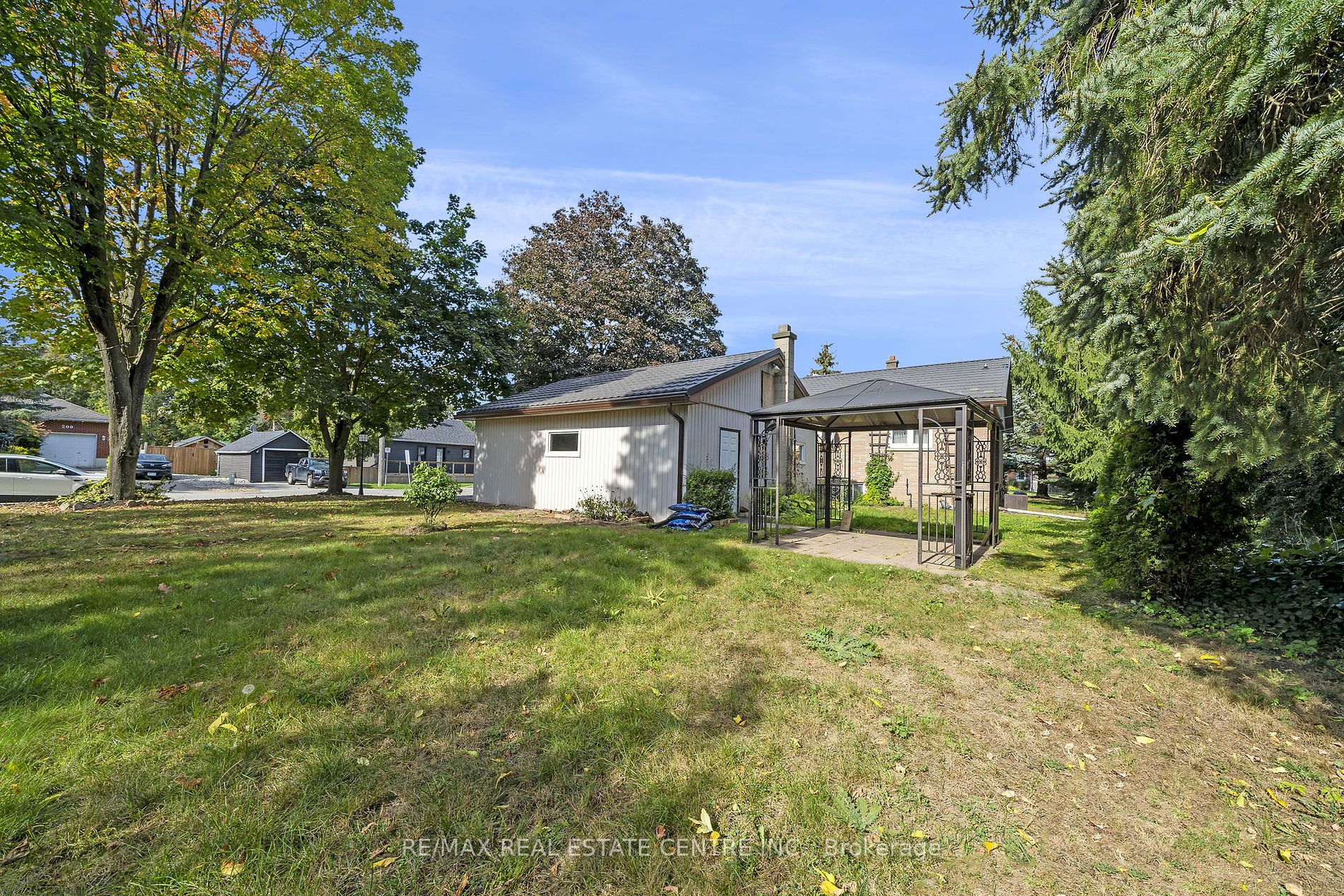 9 Dundas St E