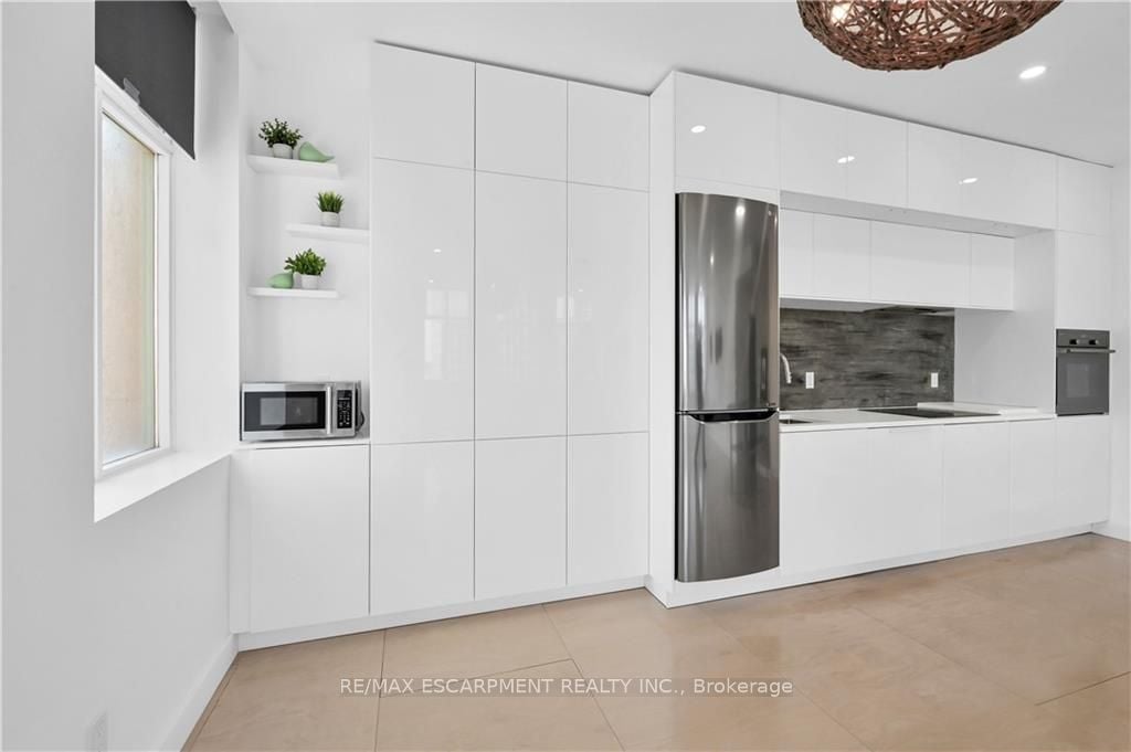 36 James St S, #702