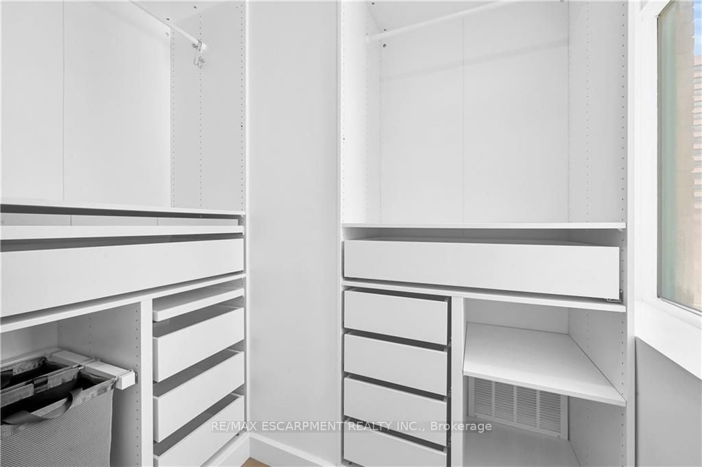 36 James St S, #702