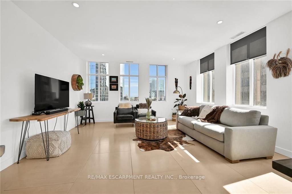 36 James St S, #702