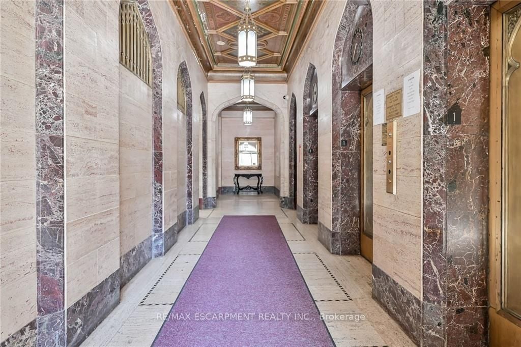 36 James St S, #702