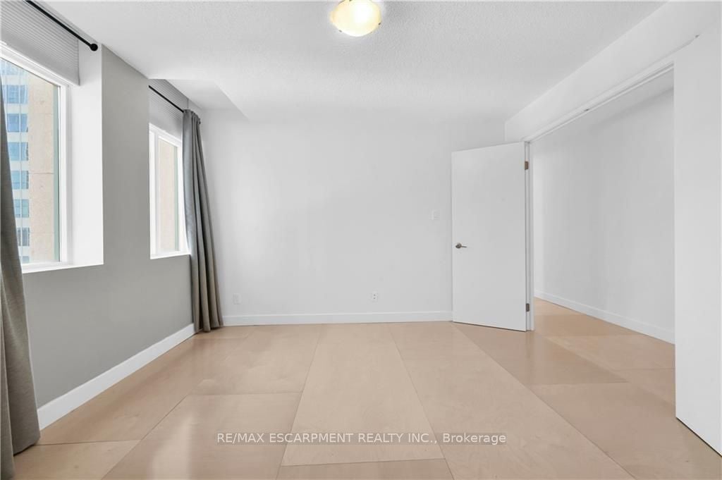 36 James St S, #702