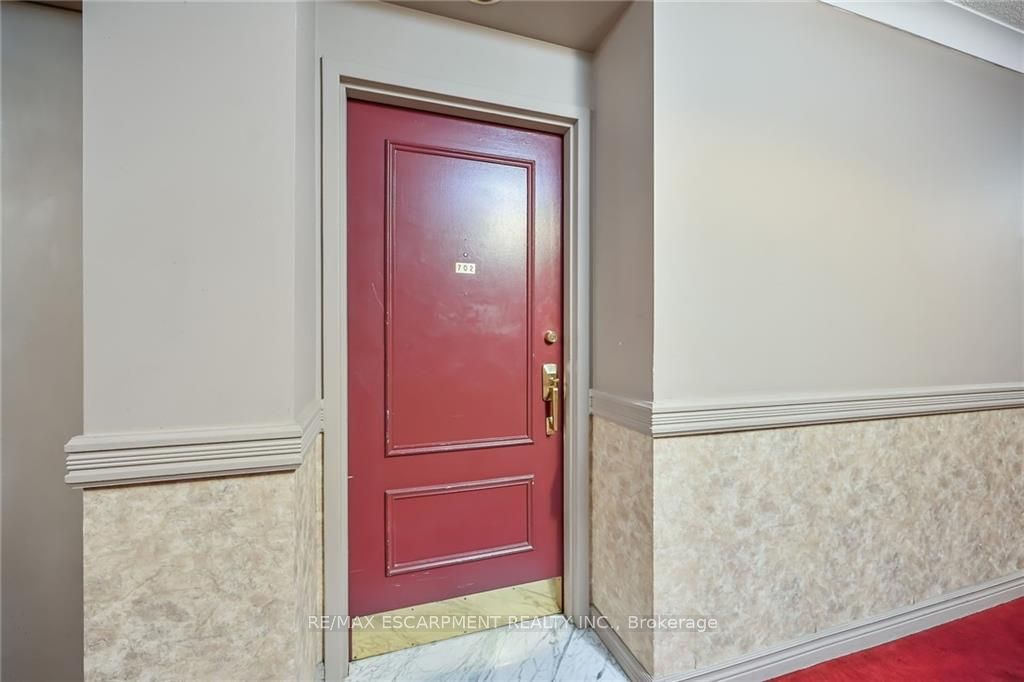 36 James St S, #702