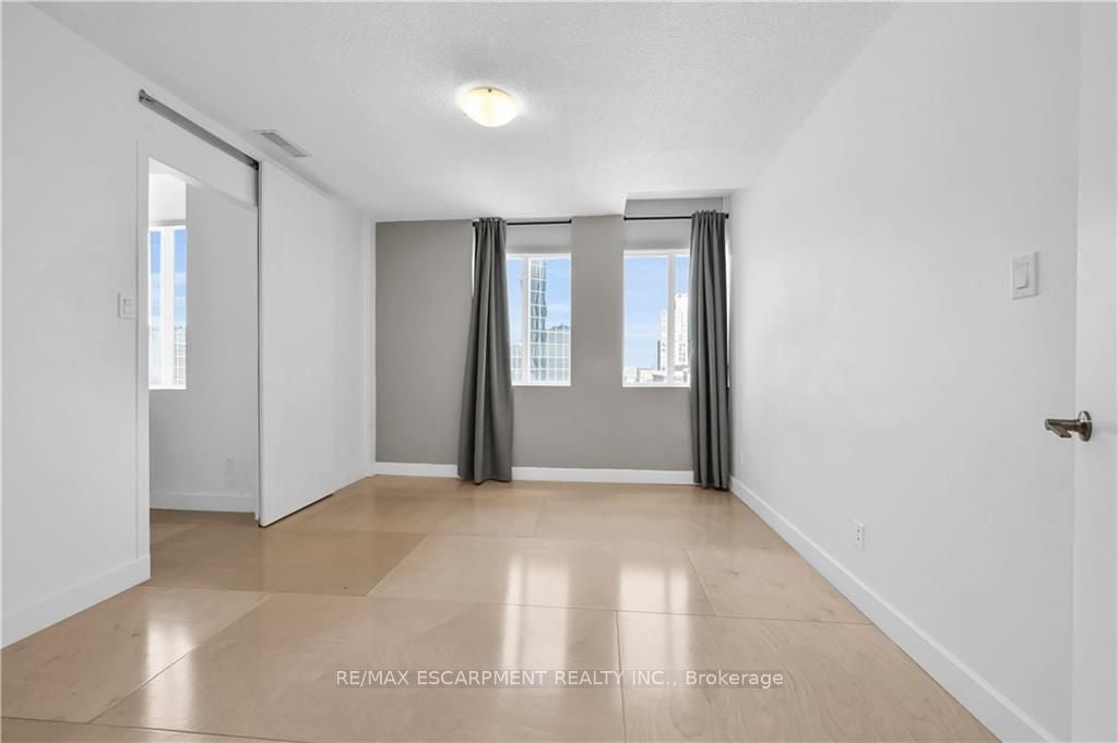 36 James St S, #702