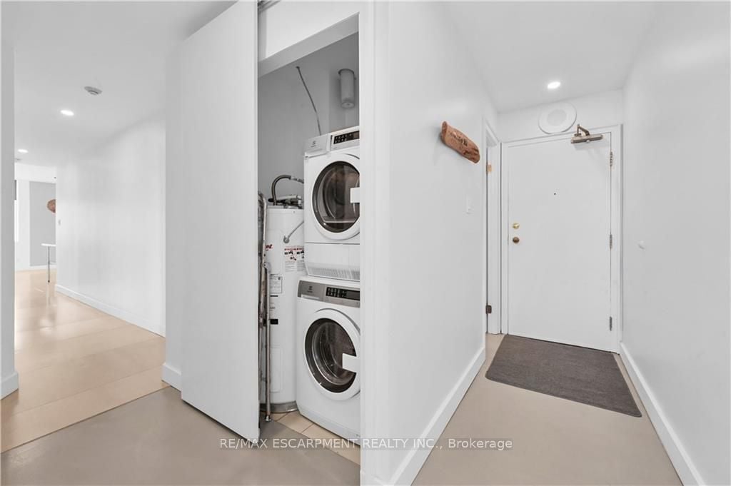 36 James St S, #702