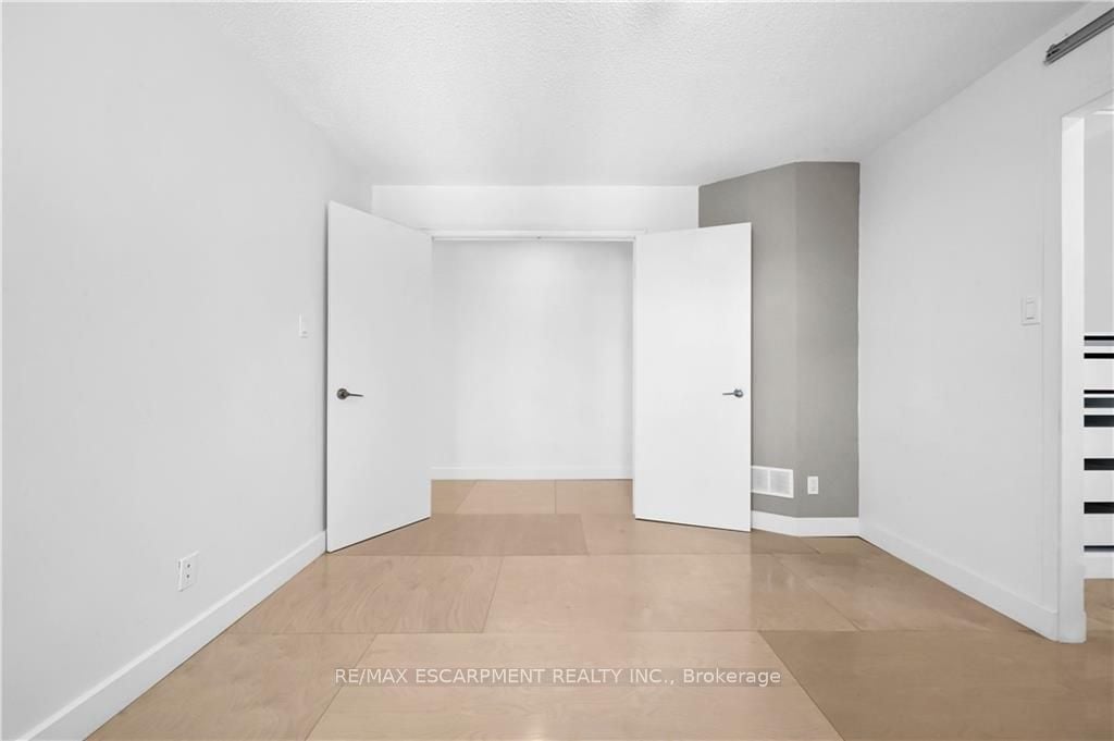 36 James St S, #702