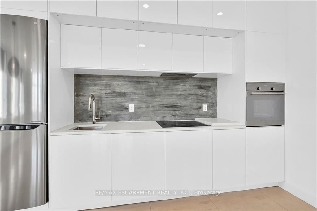36 James St S, #702