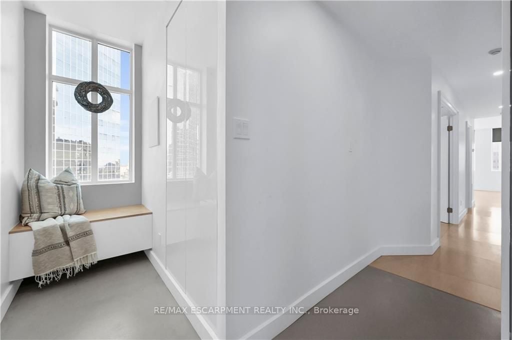 36 James St S, #702