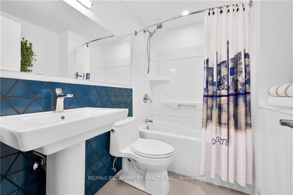 36 James St S, #702