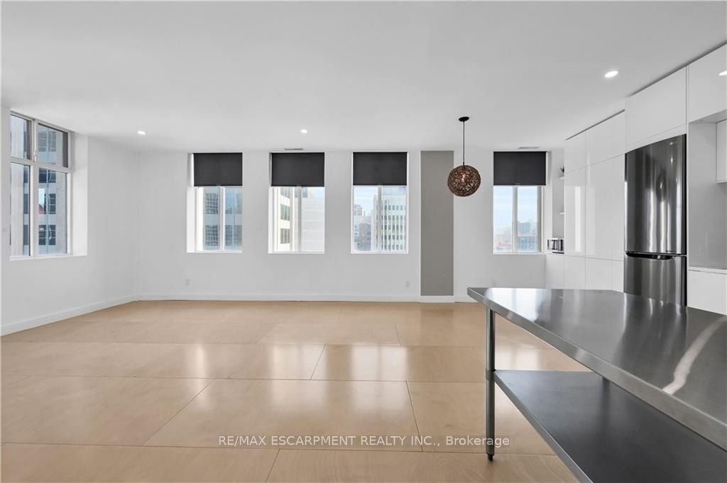 36 James St S, #702