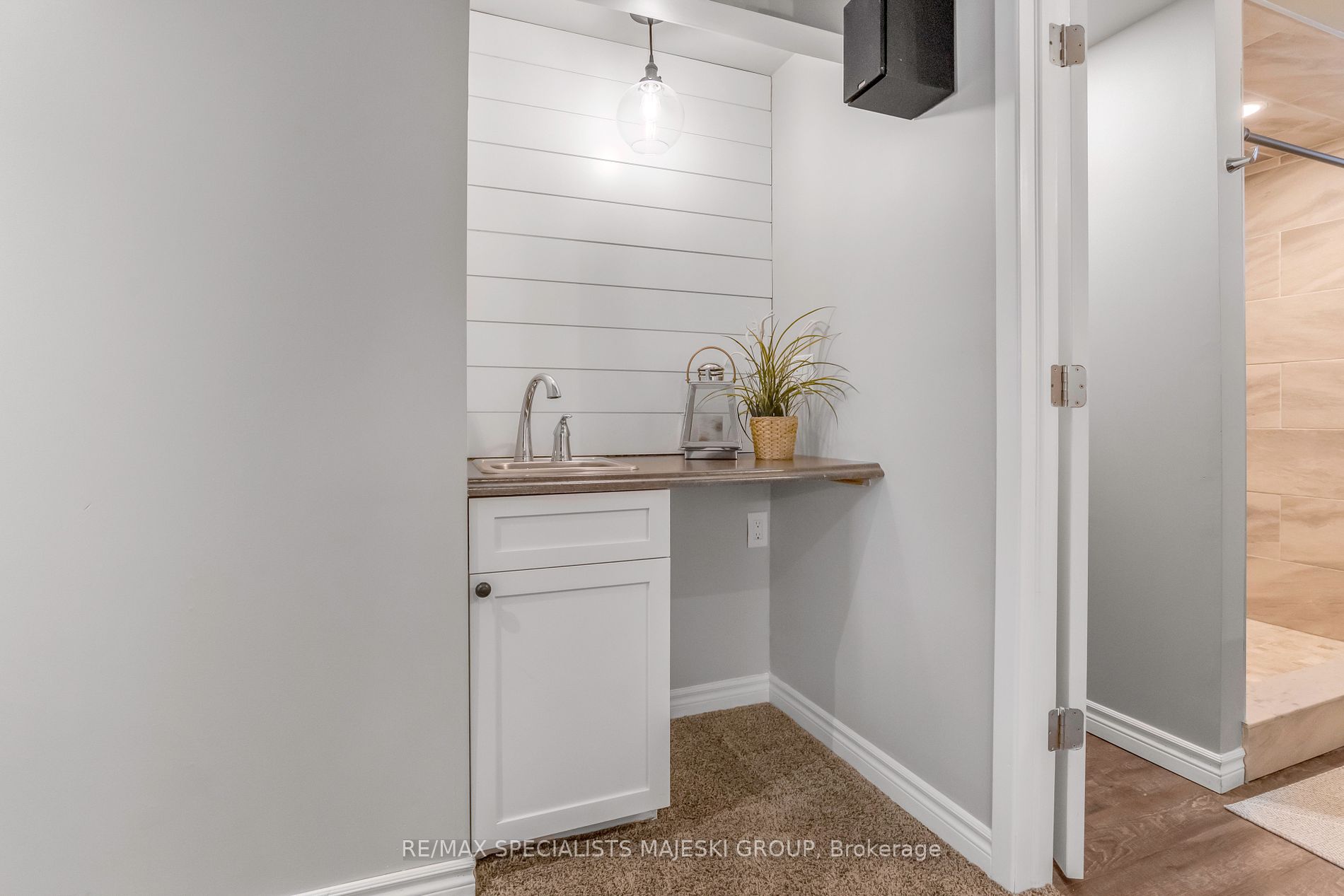 52 Wellington St