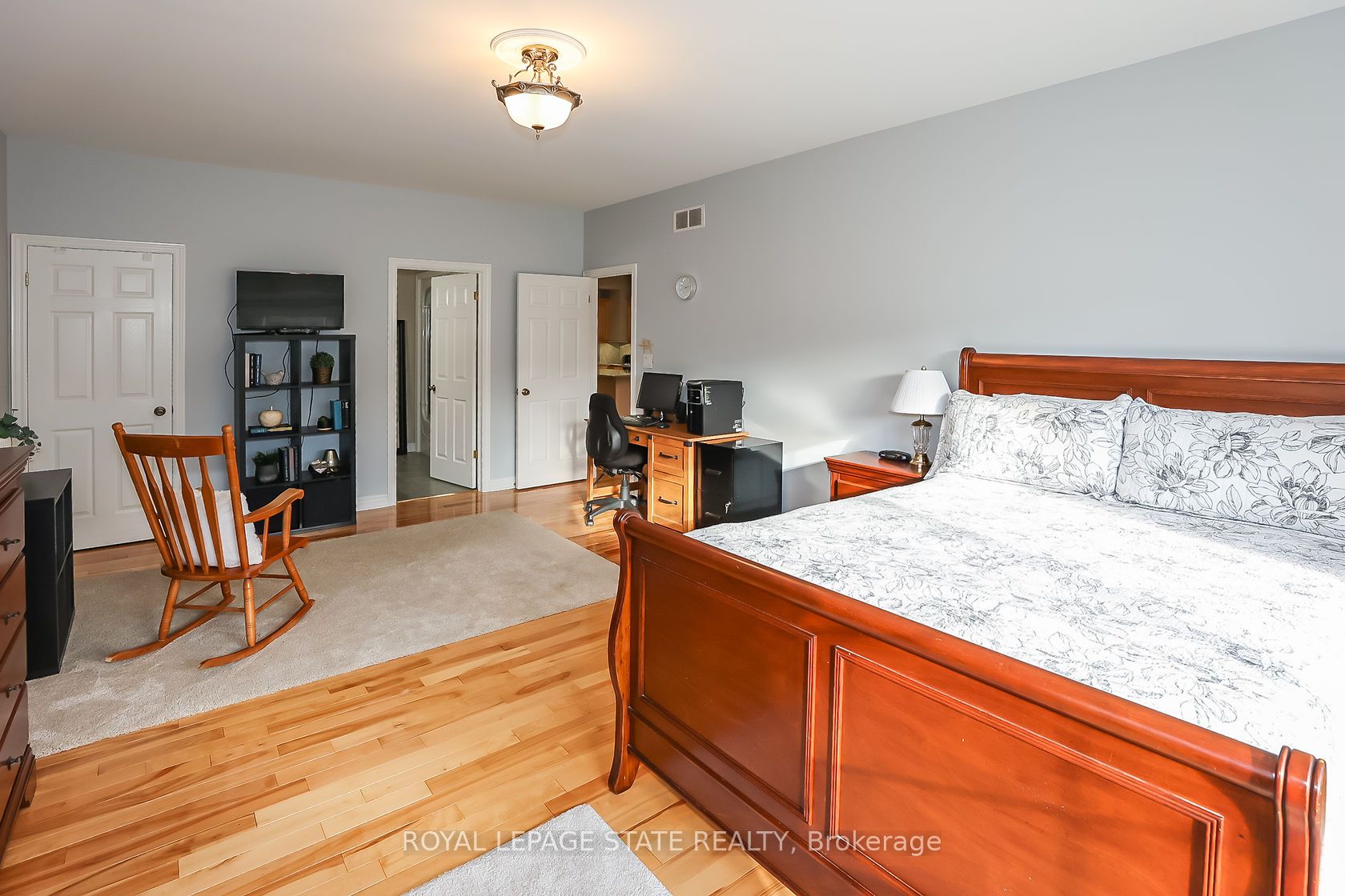 104 Main St E