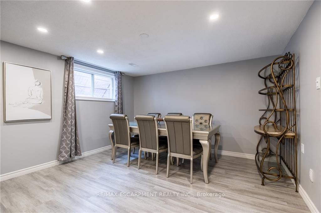 5 Twinoaks Cres