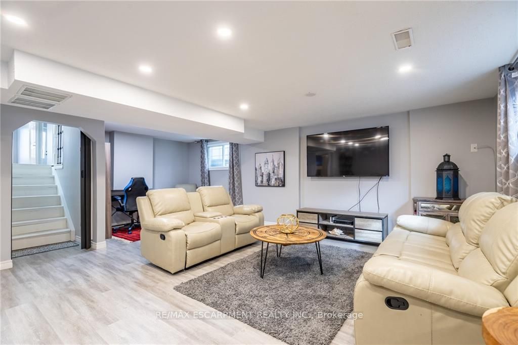5 Twinoaks Cres