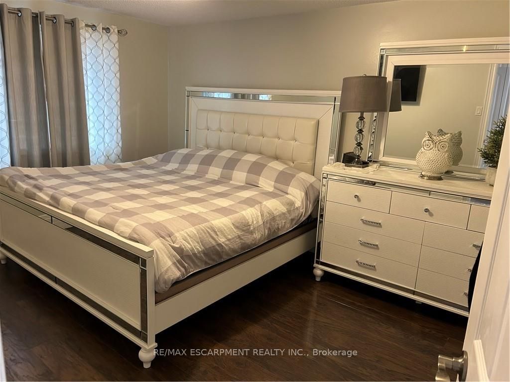 5 Twinoaks Cres