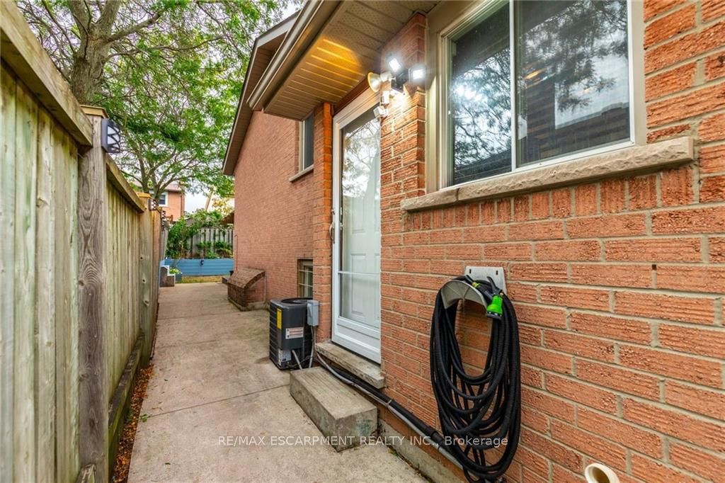 5 Twinoaks Cres