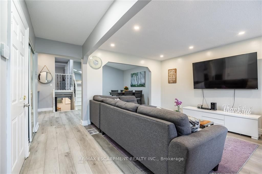 5 Twinoaks Cres