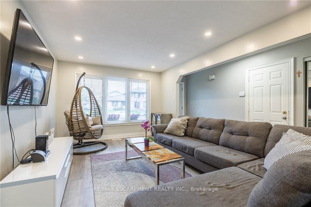 5 Twinoaks Cres