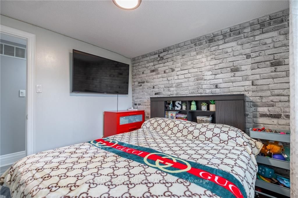 5 Twinoaks Cres