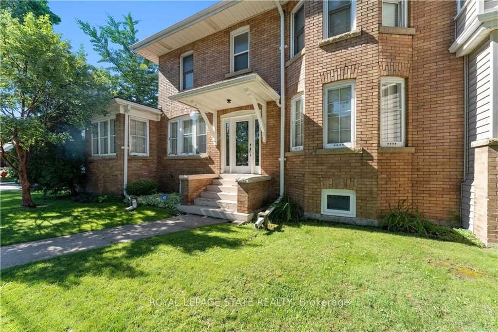 32 Rosslyn Ave S