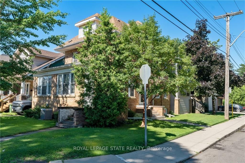 32 Rosslyn Ave S