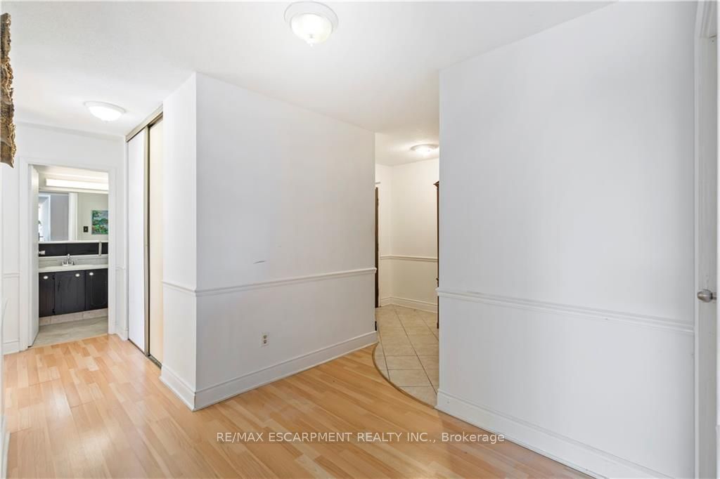 75 Queen St N, #603
