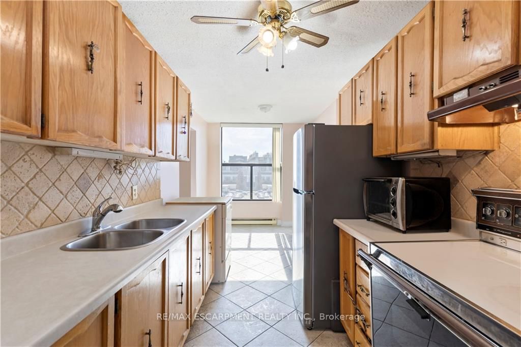 75 Queen St N, #603