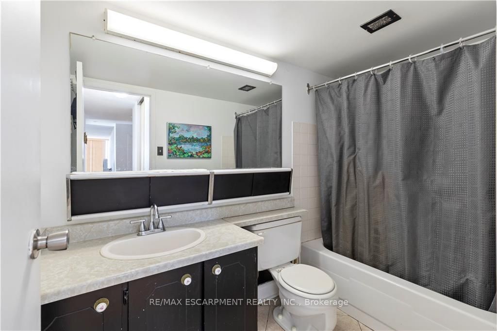 75 Queen St N, #603