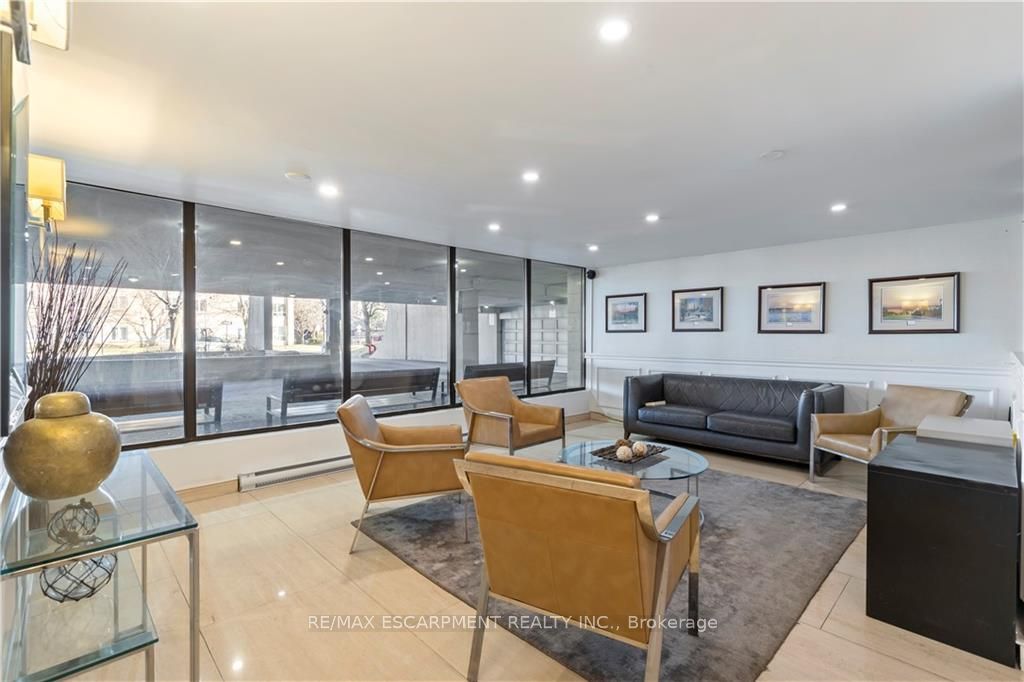 75 Queen St N, #603