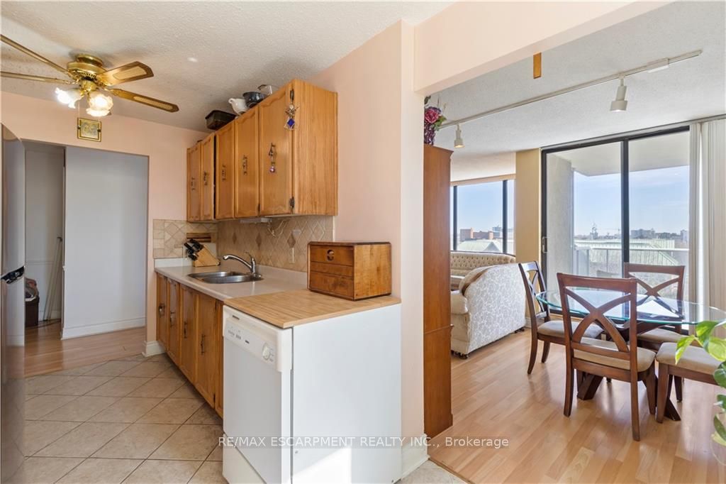 75 Queen St N, #603