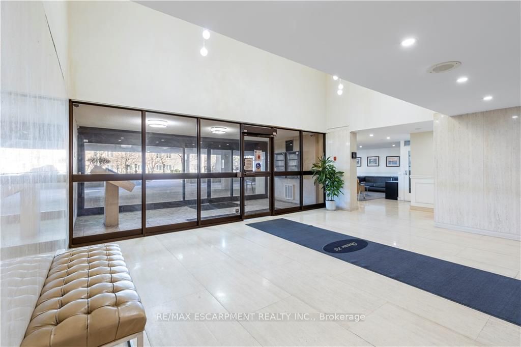 75 Queen St N, #603