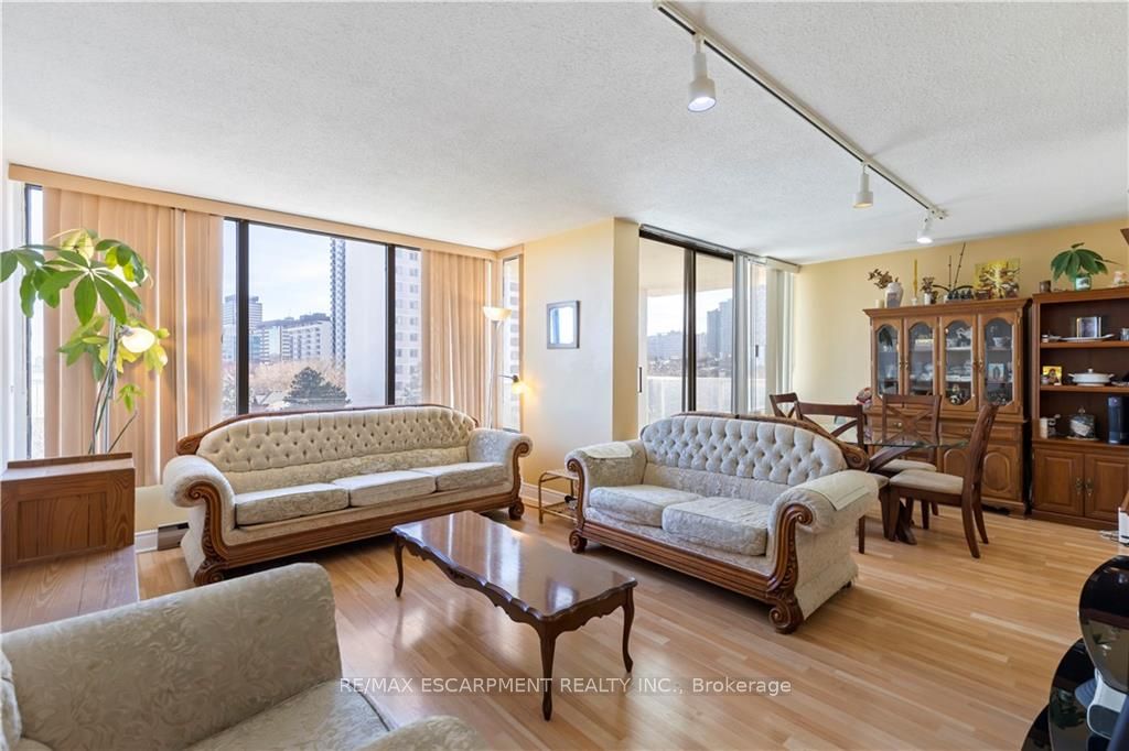 75 Queen St N, #603