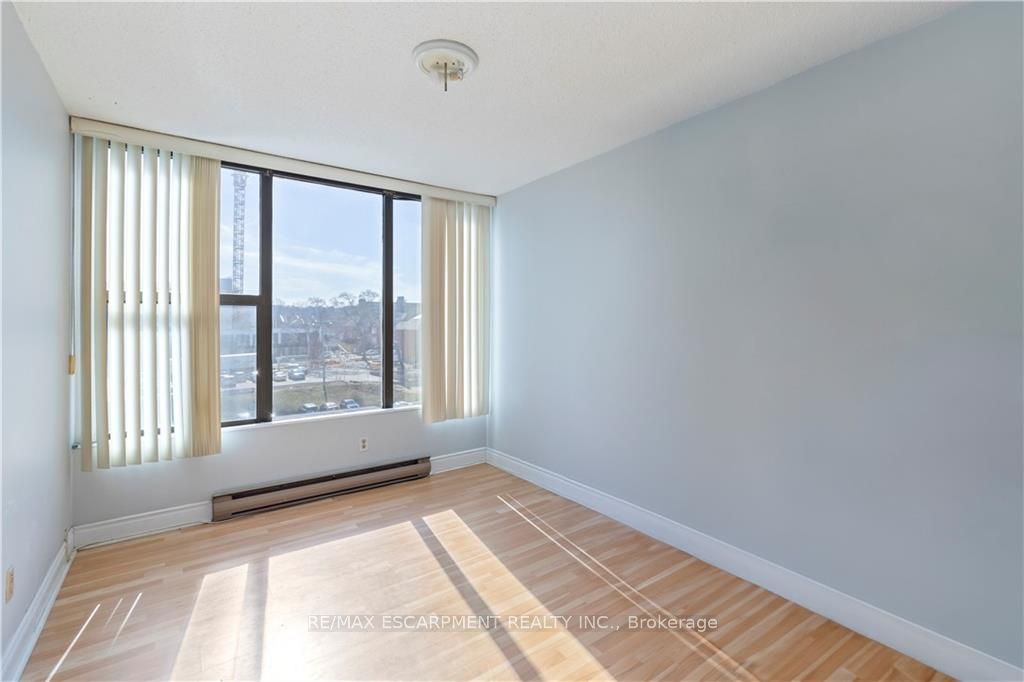 75 Queen St N, #603