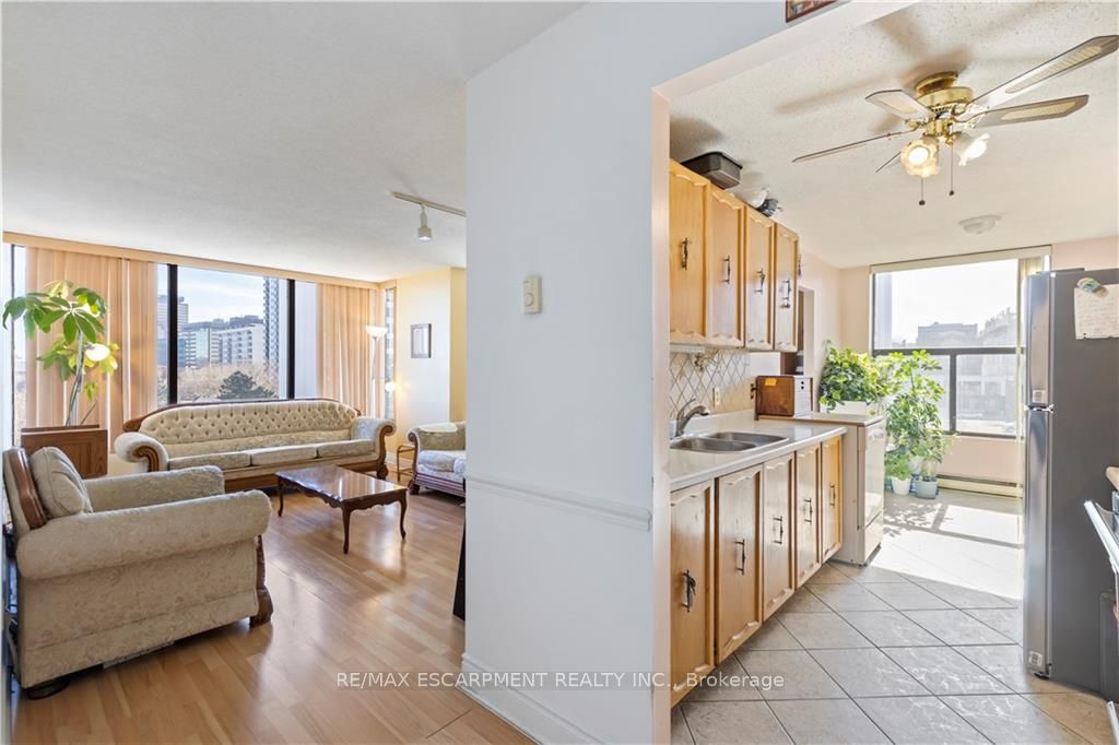 75 Queen St N, #603