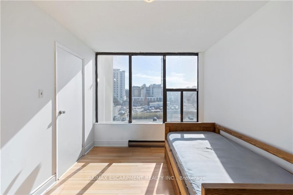 75 Queen St N, #603