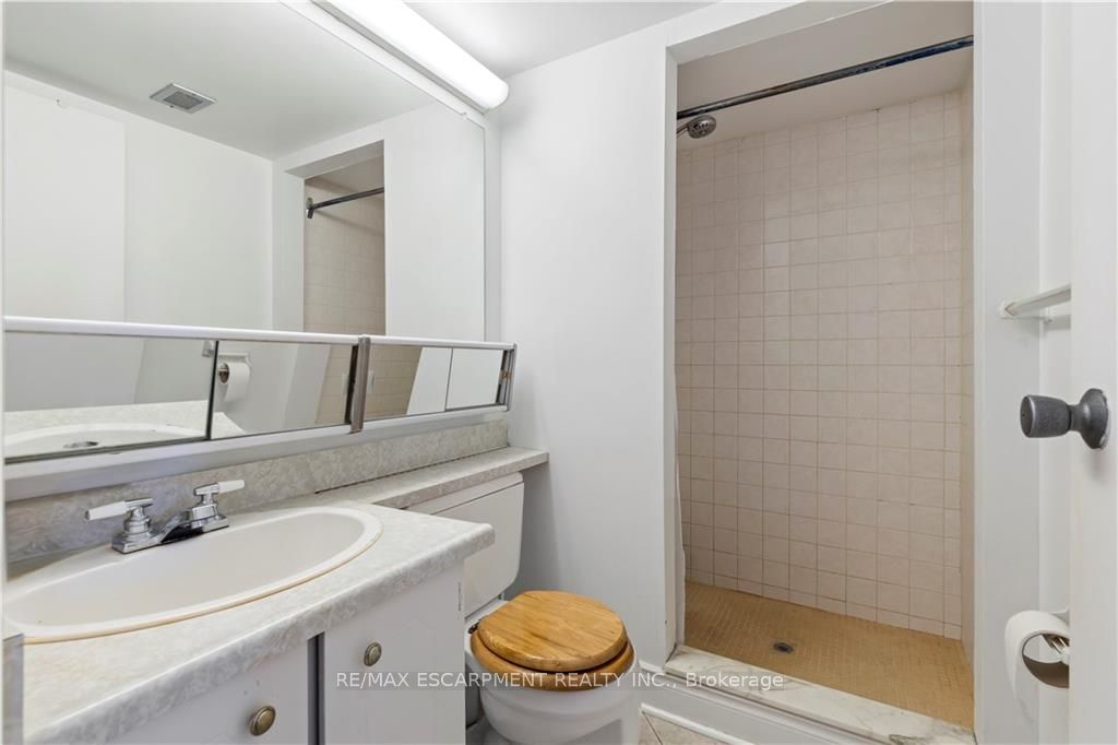 75 Queen St N, #603