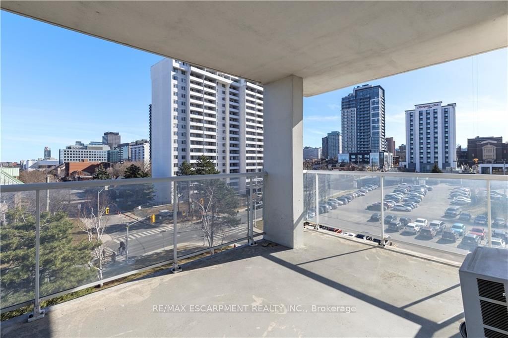 75 Queen St N, #603