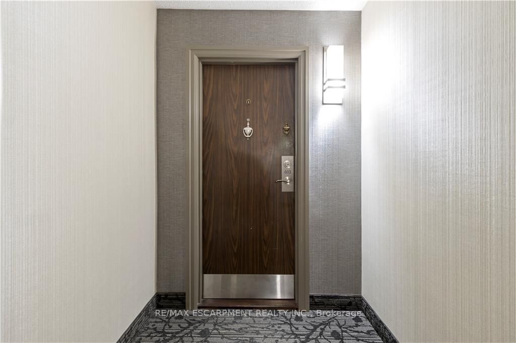 75 Queen St N, #603