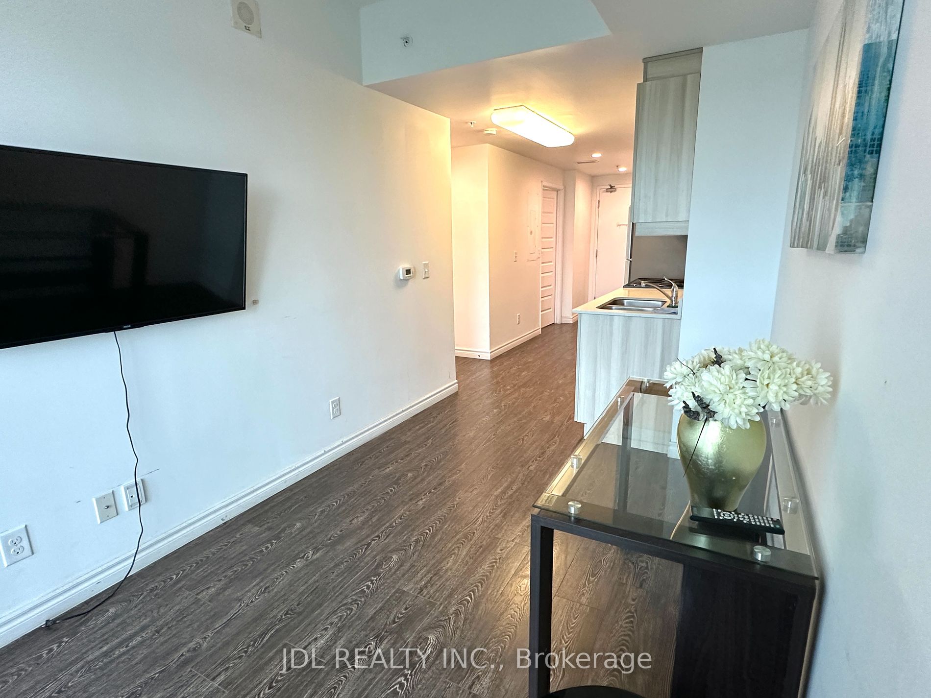 158 King St N, #1702