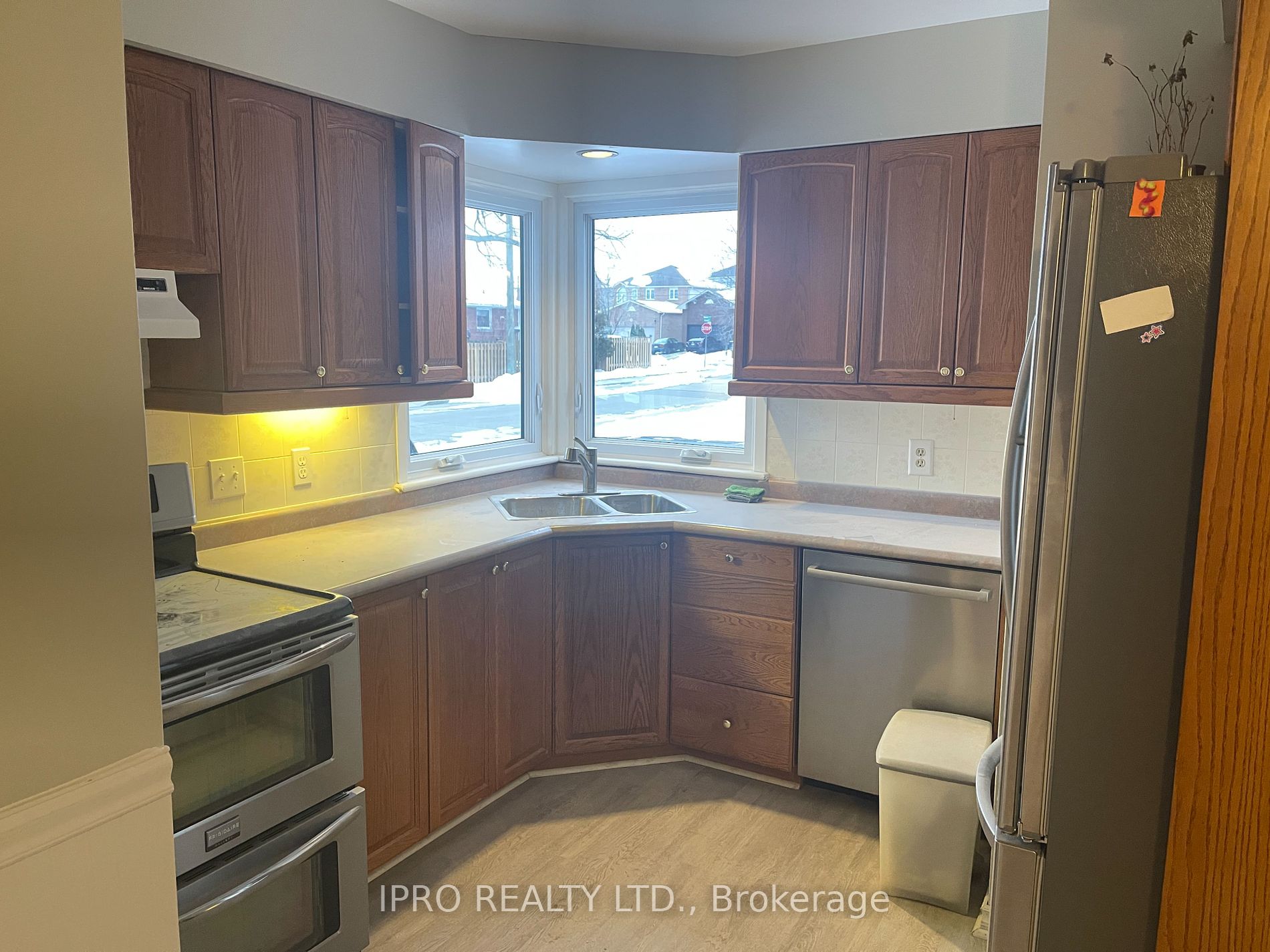 12 Fernwood Cres